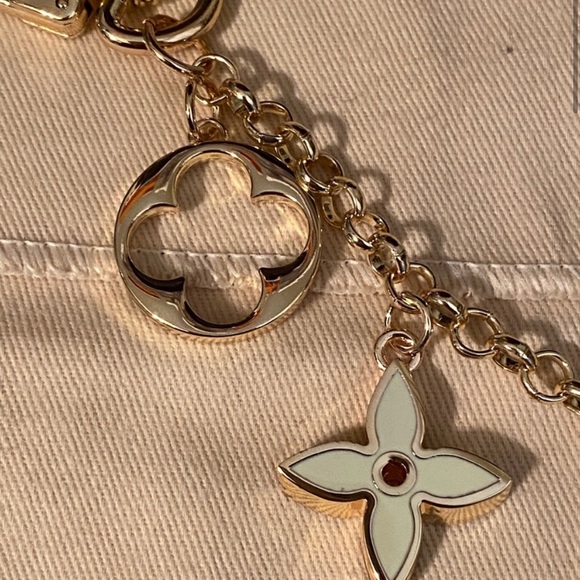 👑✅PRICE FIRM✅AUTHENTIC Louis Vuitton Fleur De Charm Accessory - Picture 5 of 17